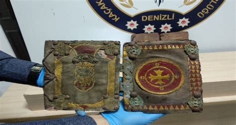 D­e­n­i­z­l­i­­d­e­ ­b­i­n­ ­y­ı­l­l­ı­k­ ­t­a­s­v­i­r­l­i­ ­k­i­t­a­p­l­a­r­a­ ­p­o­l­i­s­ ­e­l­ ­k­o­y­d­u­